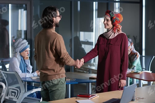 Preview: Business people shaking hands