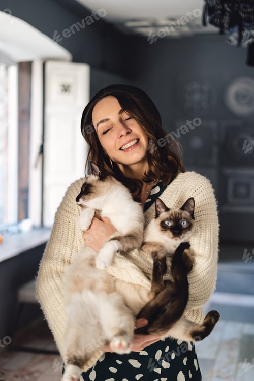 Preview: Portrait woman with Siamese cats