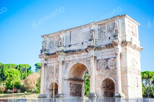 Preview: Landscape view of the Arch of Constantine in sunny holidays, lots of tousists, summer vacation, Rome