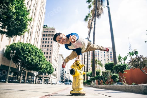 Preview: Man doing parkour