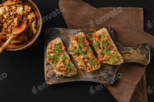 Preview: Overhead view of sandwich with creamy mushrooms