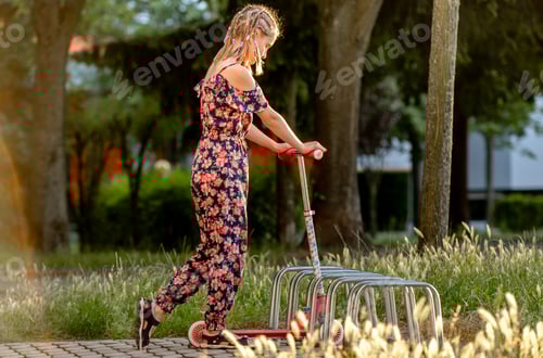 Vorschau: Kleines Mädchen fährt einen Kickscooter