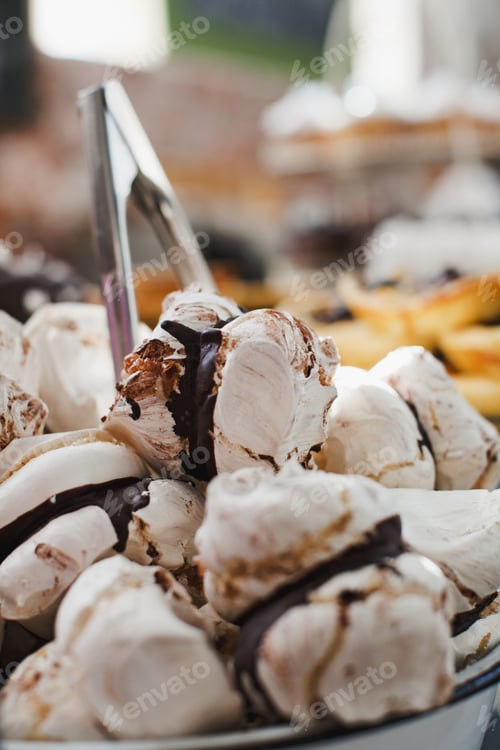 Vista previa: Close up of decorative cookies in bakery