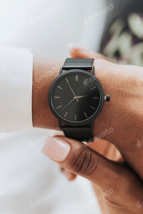 Preview: Woman wearing a smartwatch