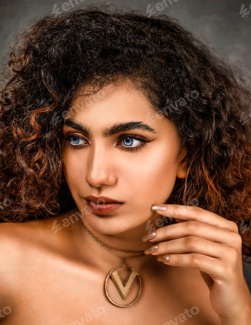 Preview: Beautiful Portrait of Young & Elegant Woman Posing