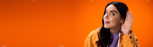 Vista previa: Smiling brunette woman listening isolated on orange, banner