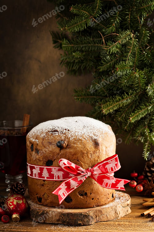 Preview: Traditional Christmas panettone with dried fruits