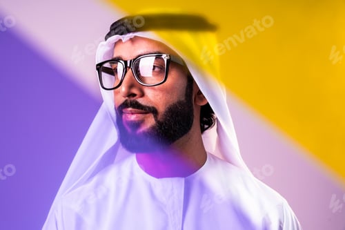 Preview: Arab businessman wearing emirati kandura portrait in studio