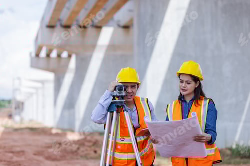 Visualização: Dois engenheiros civis usando um instrumento de tripé e plantas.