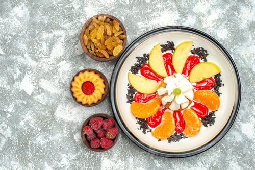 Aperçu: top view little cake with sliced fruits and raisins on white background sweet fruit cookie sugar