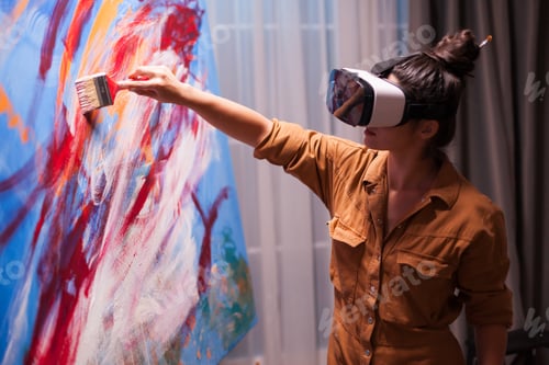 Preview: Creative painter with vr headset