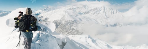 Aperçu: Snowboarder on mountain peak with wide banner view