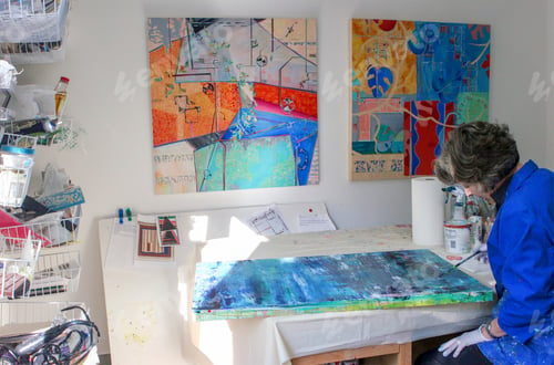 Preview: Artist painting canvas