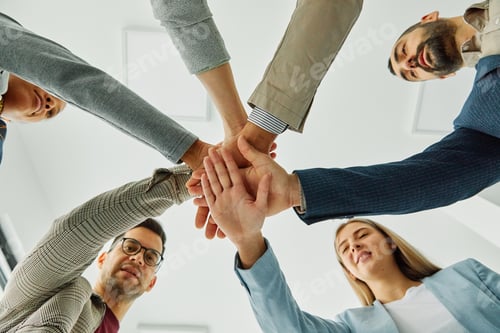 Preview: Young businesspeople at work in office