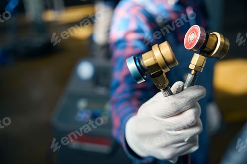 Preview: Close up photo of male holding quick release adapter
