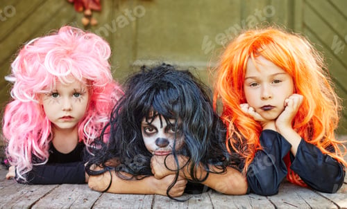 Preview: Girls in wigs