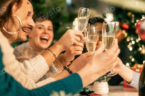 Visualização: Grupo de amigos felizes rindo e brindando com champanhe em uma festa de Natal.