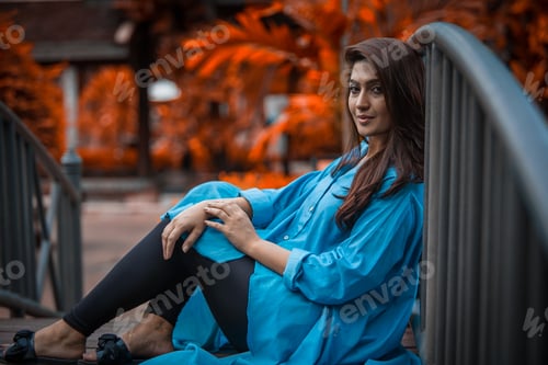 Preview: Gorgeous looks girl posing while sitting