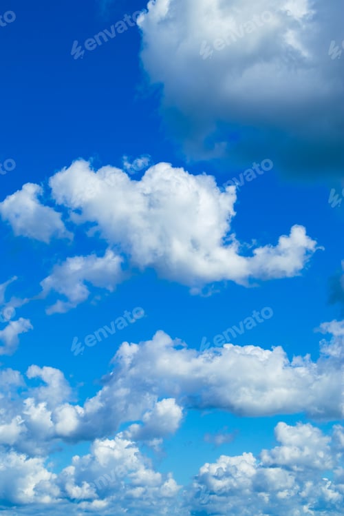 Vorschau: Wunderschöner blauer Sommerhimmel. Flauschige weiße Cumulus-Wolken.