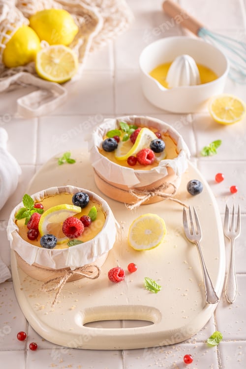 Preview: Delicious lemon curd made of citrus fruits and vanilla.