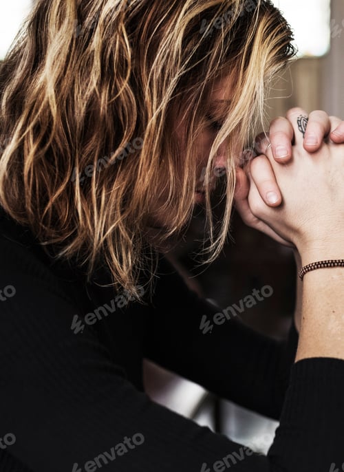 Preview: Woman praying in the church