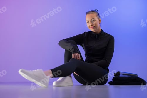 Preview: Young woman sitting in relaxed pose