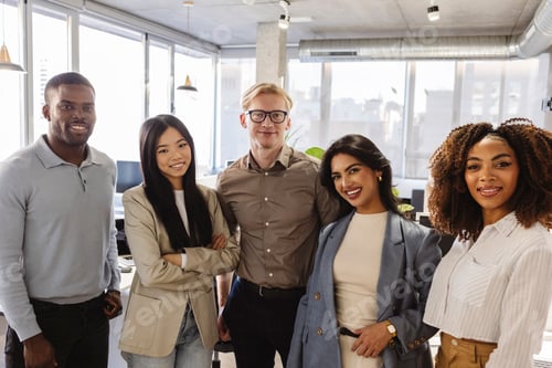 Предпросмотр: Разнообразная деловая команда улыбается вместе в современном офисе