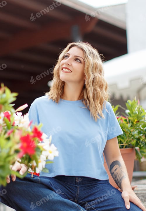 Preview: Place it - Young women wearing t-shirt and jeans