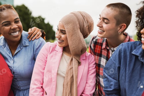 Preview: Young diverse women having fun together in the city - Multiethnic female friends outdoor