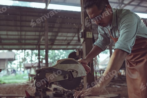 Preview: Carpenter is cutting wood with a chainsaw to work on his woodworking.