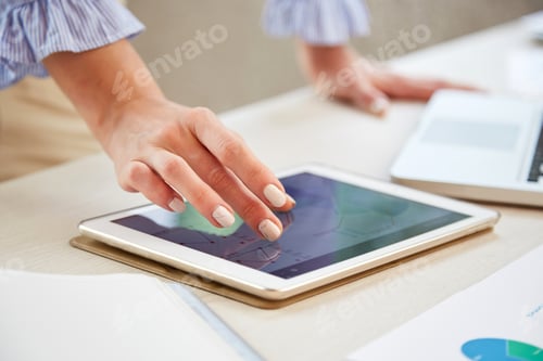 Preview: Businesswoman zooming image on tablet screen