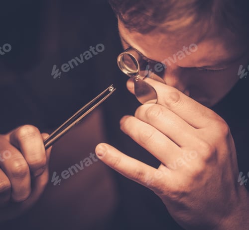 Preview: Portrait of a jeweler during the evaluation of jewels.