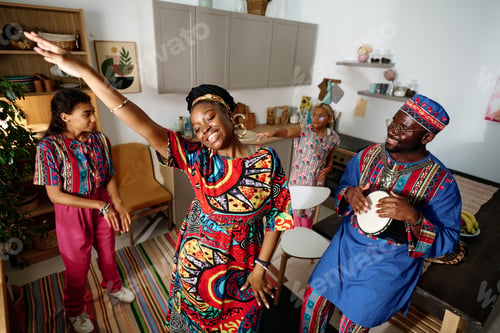 Vista previa: Happy young man beating drum and looking at his dancing wife