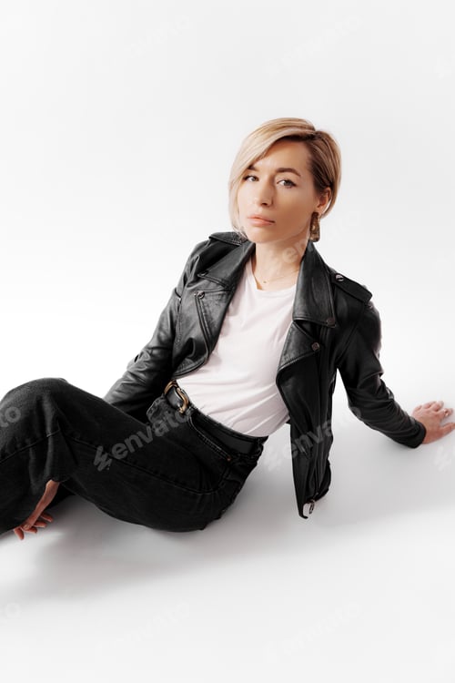 Preview: Relaxed Woman in Leather Jacket and Black Jeans
