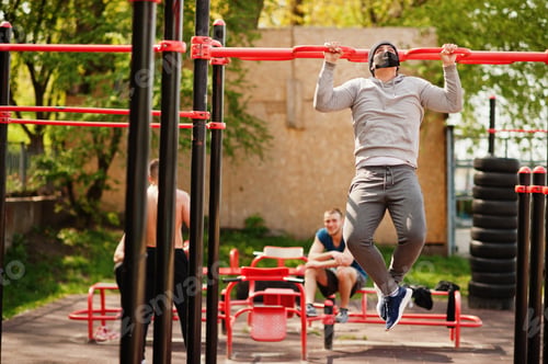Preview: Sport arabian man in black medical face mask