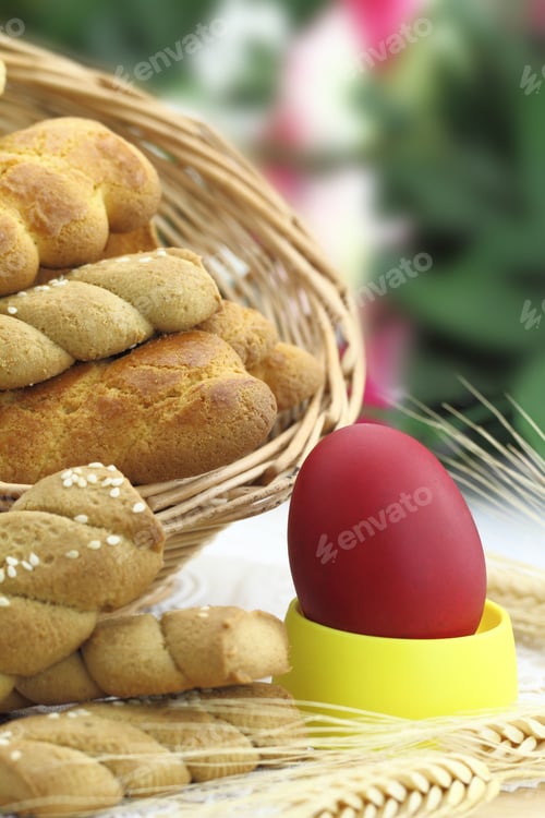 Preview: Butter shortbread biscuits and Easter egg on the table