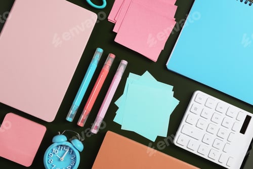 Visualização: Feliz dia do professor. Papelaria diferente sobre fundo verde, camada plana