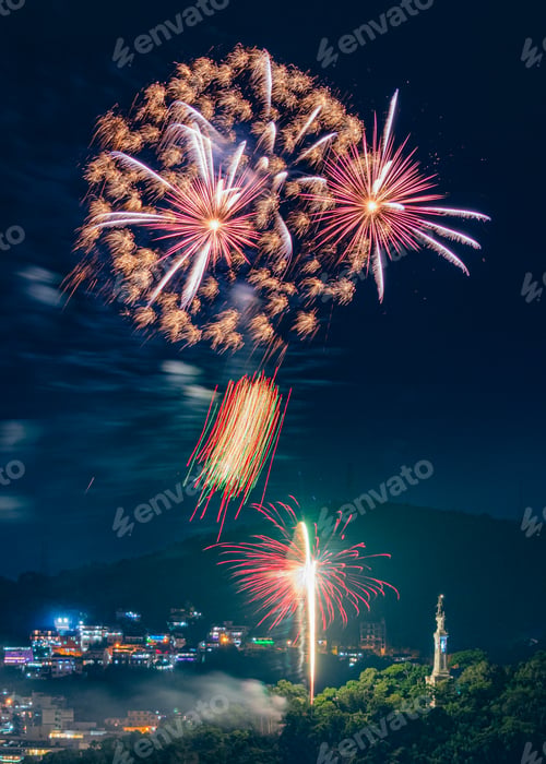 Preview: Night images with New Year's (Réveillon) fireworks exploding in the sky