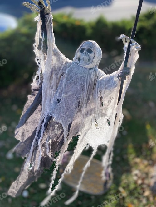 Preview: Ghost on a swing