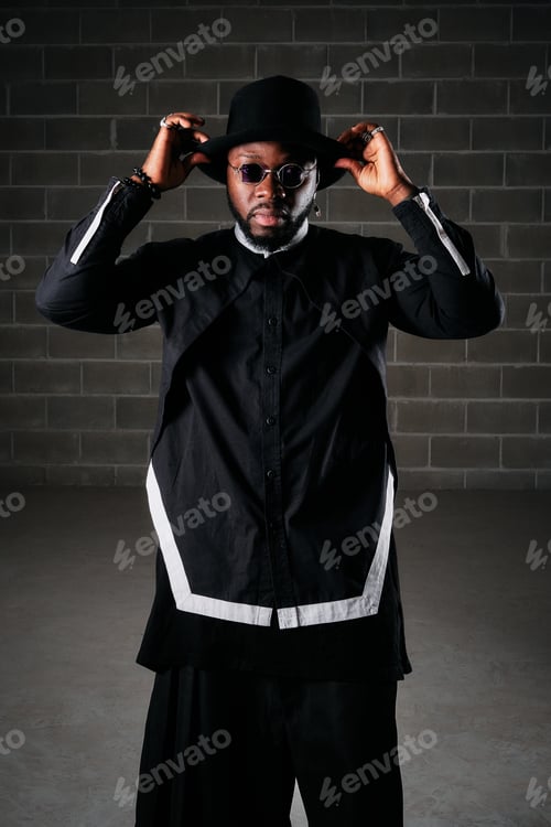 Aperçu: Stylish man standing in dark room