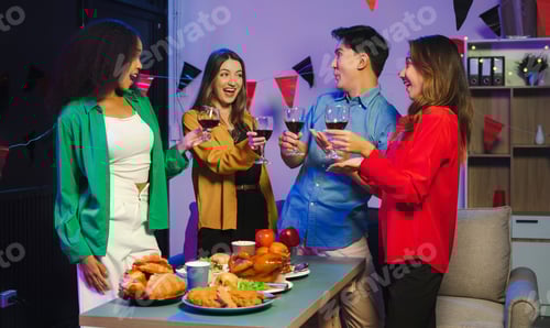 Visualização: bebidas e conversas, reunião social e convívio na festa de Halloween