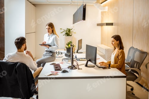 Preview: People working in the office