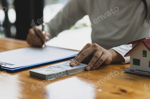 Preview: The real estate agent accepts the deposit and signs the home purchase contract agreement.