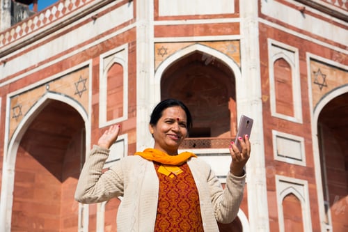 Preview: Indian woman taking selfie with smartphone in front of Humayun's Tomb