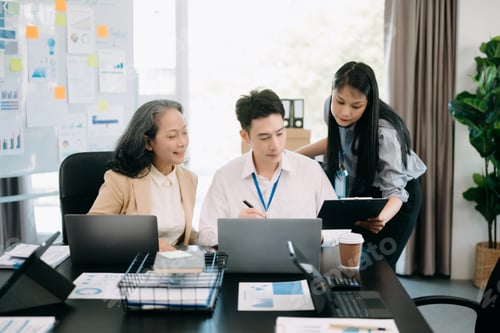 Preview: Office colleagues have a casual discussion. During a meeting in a conference room,