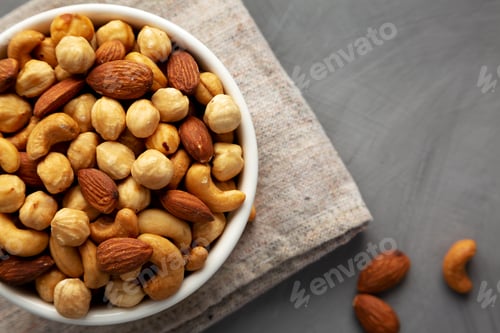 Preview: Roasted Assorted Nut Mix with Cashews, Almonds and Hazelnuts in a Bowl, top view.
