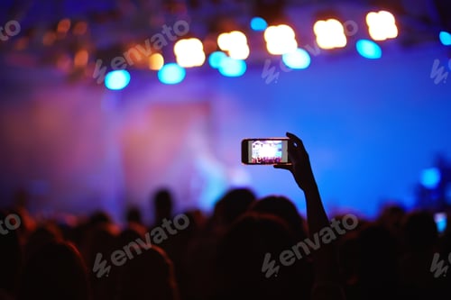 Preview: Fan Filming Concert with Smartphone