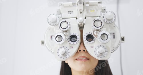 Preview: Woman doing eye test