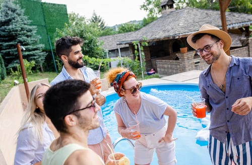 Visualização: Grupo de amigos se divertindo nas férias de verão curtindo uma festa à beira da piscina.