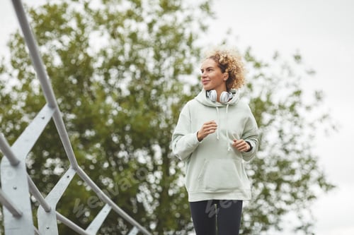 Preview: Woman jogging in the park